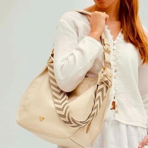 NEW APATCHY LONDON  The Harriet Stone Leather Bag With Pale Blue Arrow Strap